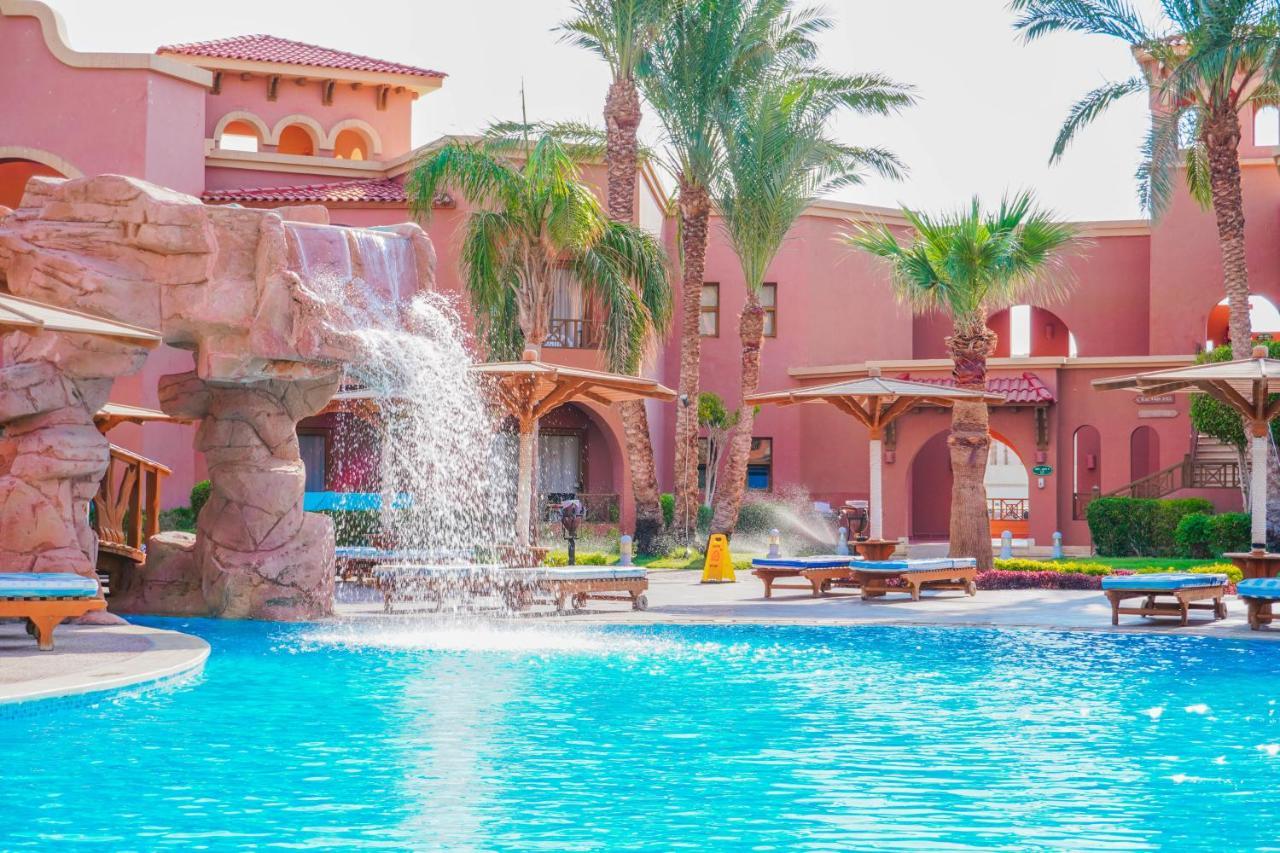 Charmillion Gardens Aquapark Hotel Sharm el-Sheikh Luaran gambar The swimming pool at the Hilton Luxor