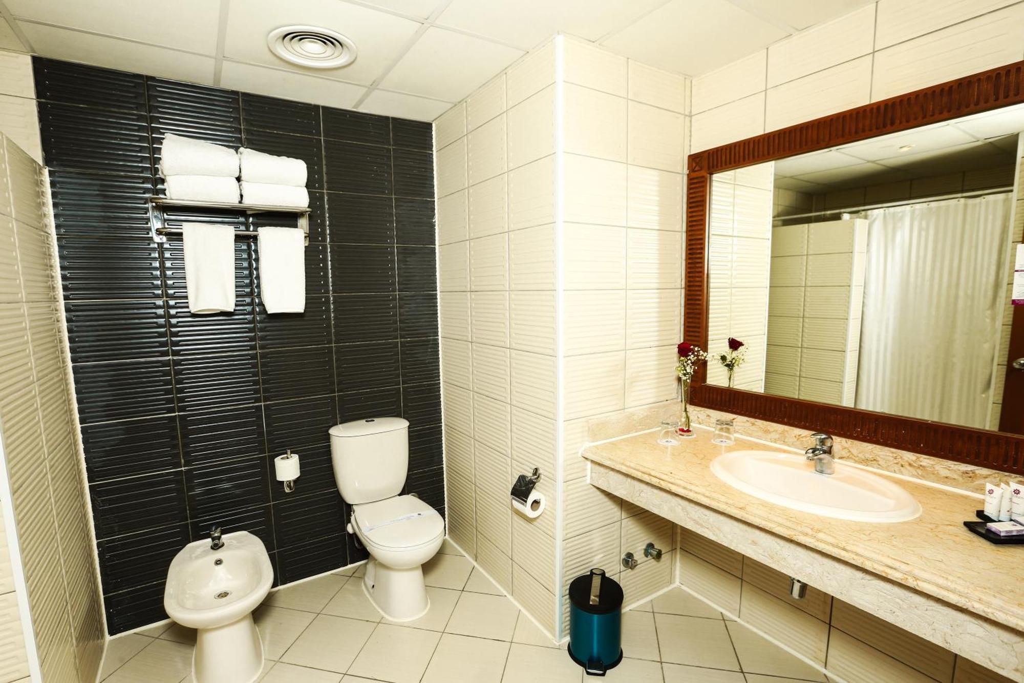 Charmillion Gardens Aquapark Hotel Sharm el-Sheikh Luaran gambar A modern bathroom