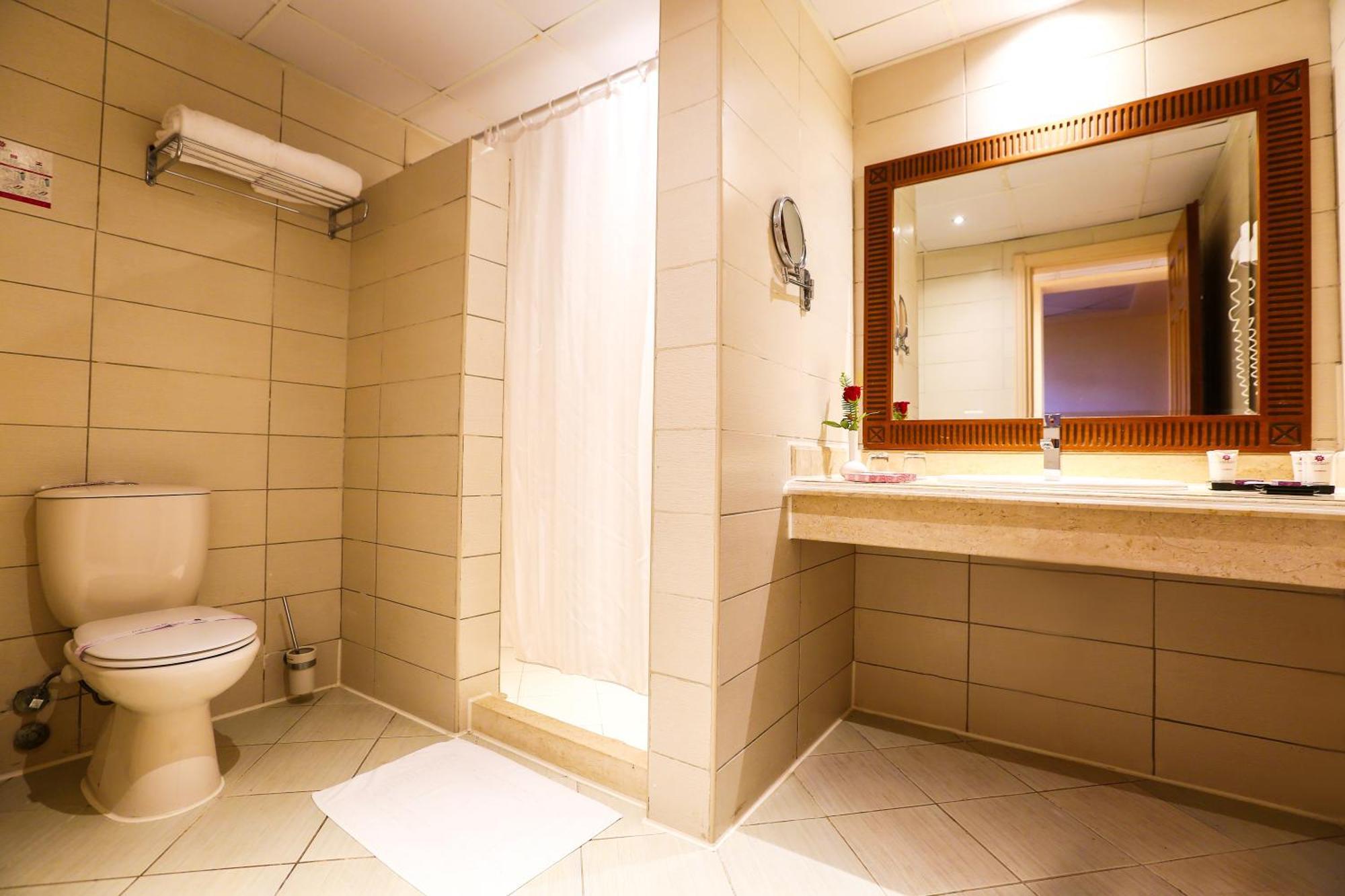 Charmillion Gardens Aquapark Hotel Sharm el-Sheikh Bilik gambar A bathroom in a hotel